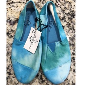 New with tags! Blue, watercolor flats!